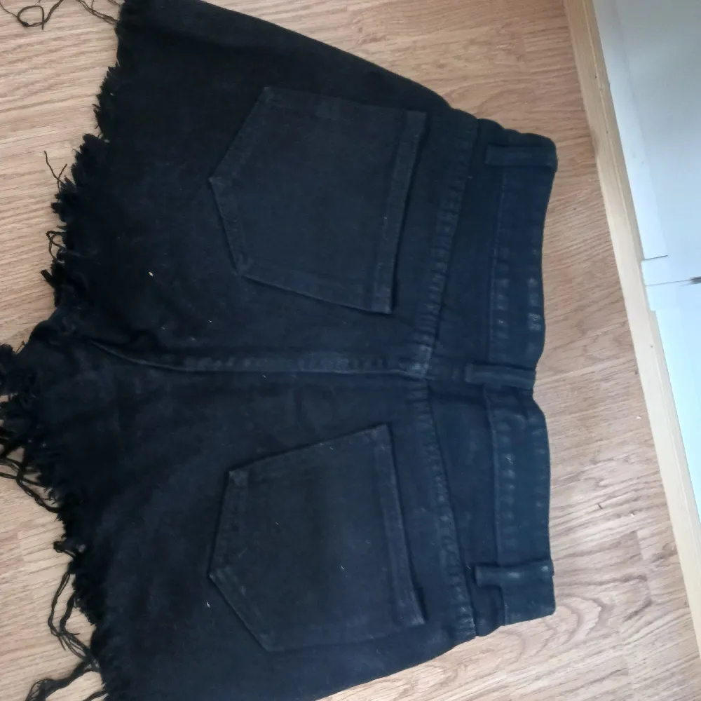 Svarta slitna jeansshorts, aldrig använda pga för små. Storlek: XS  Köparen står för frakt 💕. Shorts.