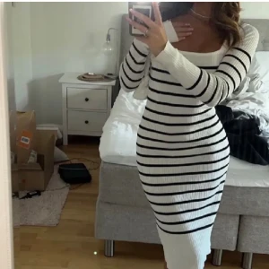 Randig klänning  - Populära randiga klänningen från Ginatricot. Köpt här på Plick för något år sedan men inte fått användning för den. Legat i en låda därför den är skrynklig.  Storlek S, men passar mellan Xs-M  300kr  (två första bilderna är lånade), andra två !! 