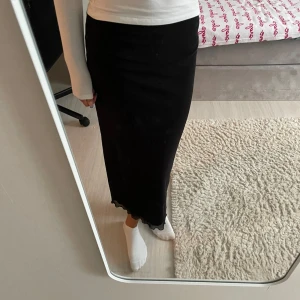 Svart kjol - En vanlig svart långkjol, väldigt fin men tycker att den är för kort för mig som är 172 :)💕