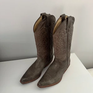 Cowboy boots - Vintage Cowboy boots i storlek 38 från Tony Mora köpta på Sko-Uno i Stockholm. Använda ca 3 gånger sedan de köptes så är i fint skick.  