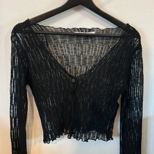 Spets topp  - Super fin spetskofta i storlek xxs men skulle säga att den passar xs också. Den är från nakd och endast använd en gång alltså i mycket fint skick💕