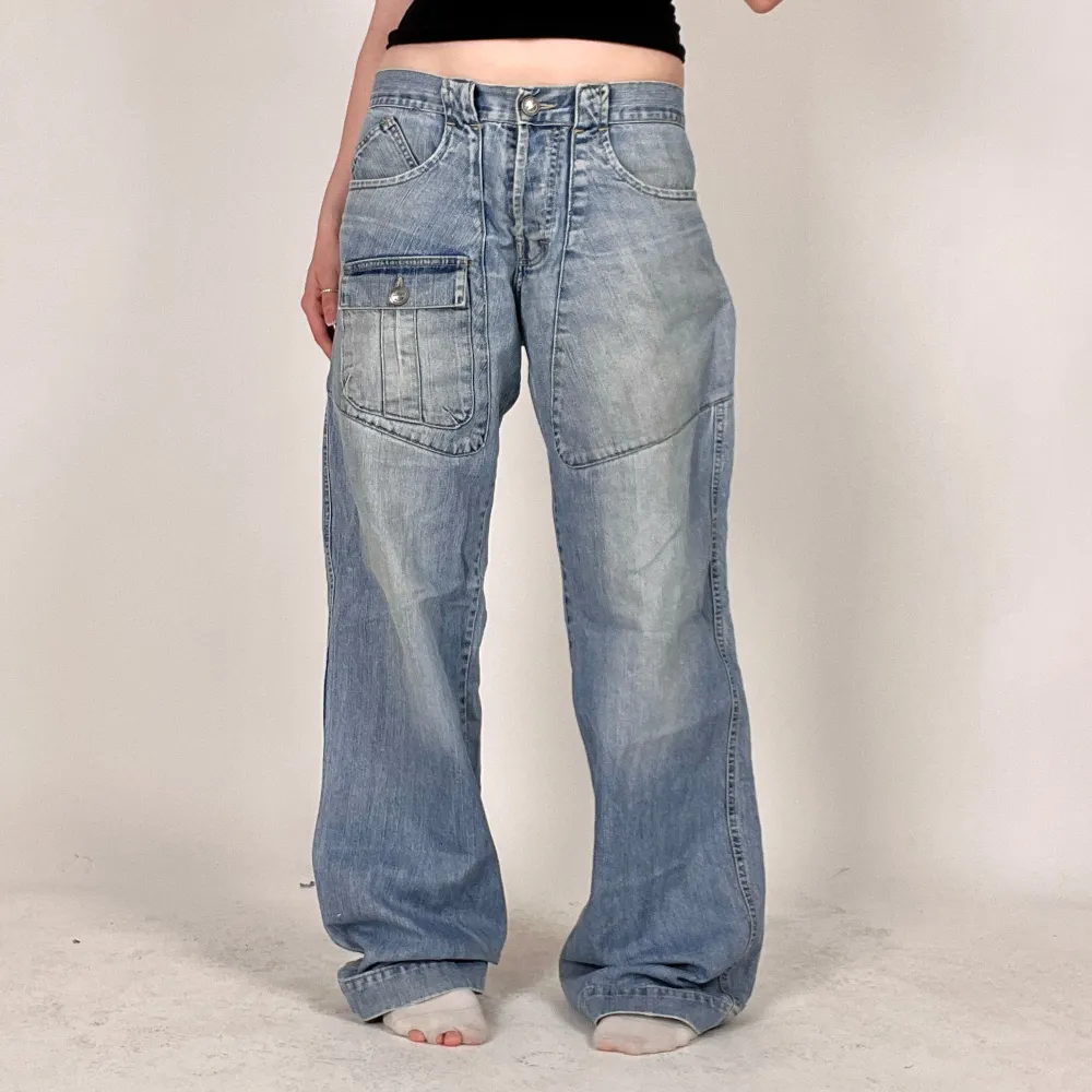 Så sjuka baggy vintagejeans! De är långa i benen och har en ficka som går HELA vägen runt! Midjemått: 89cm Innerbenslängd: 88cm. Jag på bilden är 170cm och har strl 38 på underdelar. Klicka på köp nu <3. Jeans & Byxor.