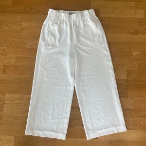 Vita kostymbyxor från hm - Säljer dessa vita kostymbyxor från hm💖 Byxorna är sällan använda och i jättebra skick. Tunnt material vilket gör de möjliga att ha även när det är väldigt varmt.