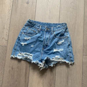 jeansshorts - Snygga jeans shorts i storlek XS! aldrig använda då de inte passade mig. 