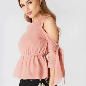 Tröja NA-KD - Rosa topp från NAKD I bra skick! Använd få gånger  Perfekt topp att ha nu i sommar!  