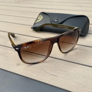 Ray-Ban solglasögon - Ett par sköna Ray-Ban boyfriend glajjor i färgen light havana i bra skick. Dock är det några små repor på glaset och en av bågarna är lite lösare men det är inget man märker av vid användning. kvitto finns och allt og tillkommer 🙌