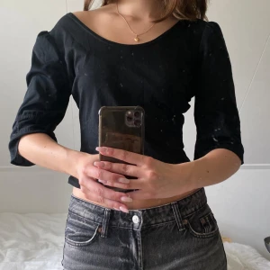 Svart volangblus - Söt volangblus som kan användas vanligt och off-shoulder🫶🏻