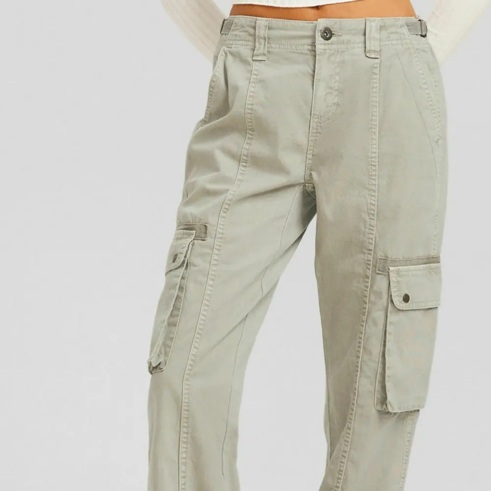 Ljus grå cargo pants från Bershka ord pris 379kr bra skick! Säljer även likadana grå . Jeans & Byxor.