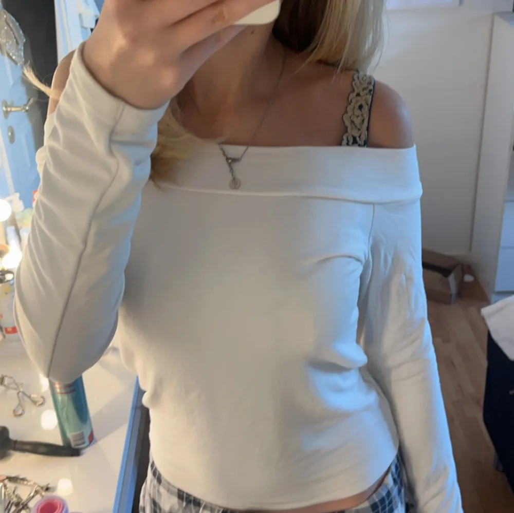 Säljer min långärmade off shoulder - tröja ifrån Bik Bok eftersom jag inte använder den, alltså är den helt oanvänd och helt utan defekter😍 . Tröjor & Koftor.