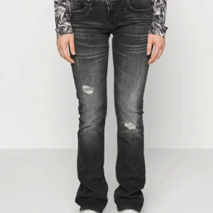 LTB jeans - Säljer då de inte kommer till användning. De är uppsprättade nedtill vilket syns på bild tre och fyra! 