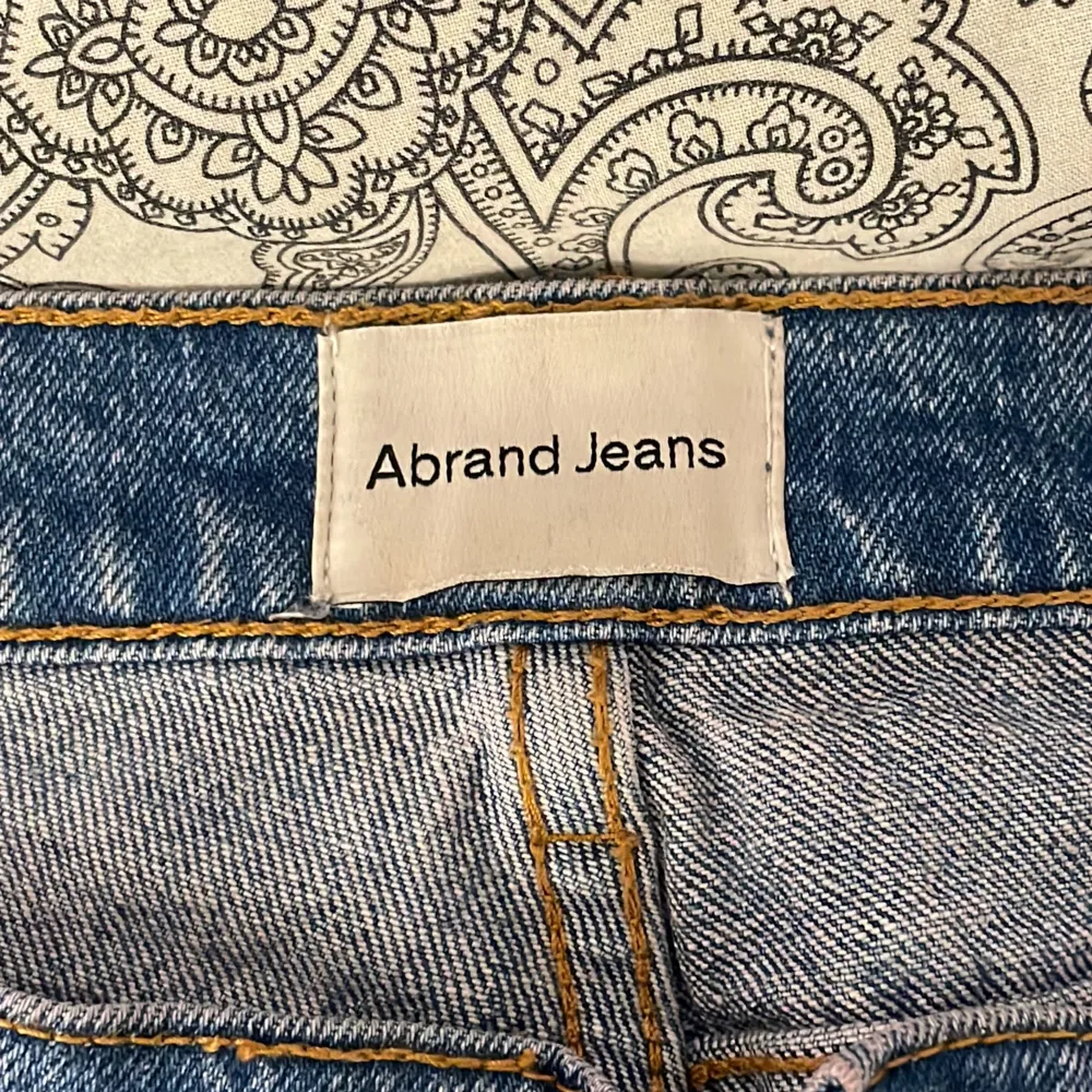 Tänkte göra en intressekoll på mina lågmidjade ABRAND jeans. Använd ett fåtal gånger, men tyvärr blivit lite rosa i en tvätt. Det är inget man märker av så mycket om man inte kollar noggrant, syns lite hintar av rosa i bl.a sömmarna.  Nypris: 999kr. Jeans & Byxor.