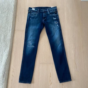Slimfit anbass Replay jeans - HELT NYA Replay jeans! Slimtfit Anbass, Han på bilden är 168, Sjukt snygga tyvärr har jag ett par liknande dondup därav säljer jag dem ;) Ny pris 2400 köpta på rea för 1600kr ☺️( fick dem i födelsedagspresent kan ej längre lämna tillbaka 😁🙌🏼 )