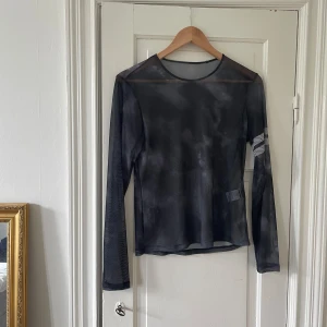 Meshtröja från stronger - Meshtröja från stronger i grått. Aldrig använd men har ingen prislapp. Ursprungligt pris 400kr. 