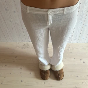 Vita Linnebyxor  - Svinsnygga linnebyxor från Gina tricot. De är i storlek 164 vilket motsvarar ca xs. Bra skick och inga defekter. Perfekta till sommaren! De är från den begränsade kollektionen med izaandelle och ginatricot🩷