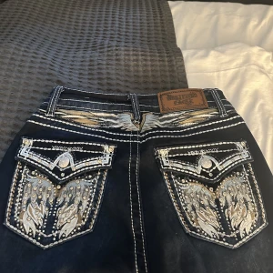 Jeans - Säljer super fina jeans med jättefina detaljer. Sitter perfekt, men är en aning för korta på mig som är ca 170 cm💕💕 strl 5, ca strl S