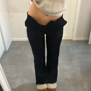 Svarta kostymbyxor  - Supersnygga svarta kostymbyxor från Lindex i storlek xs. Säljer pga att de är för små för mig. De är i bra skick och har inga defekter. Superbra passform och långa på mig som är 173🩷