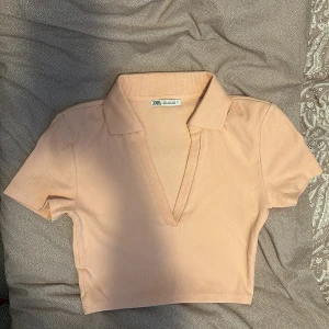Ljusrosa topp - Ljusrosa/peace färgad topp från Zara. Storlek S men passar även XS.