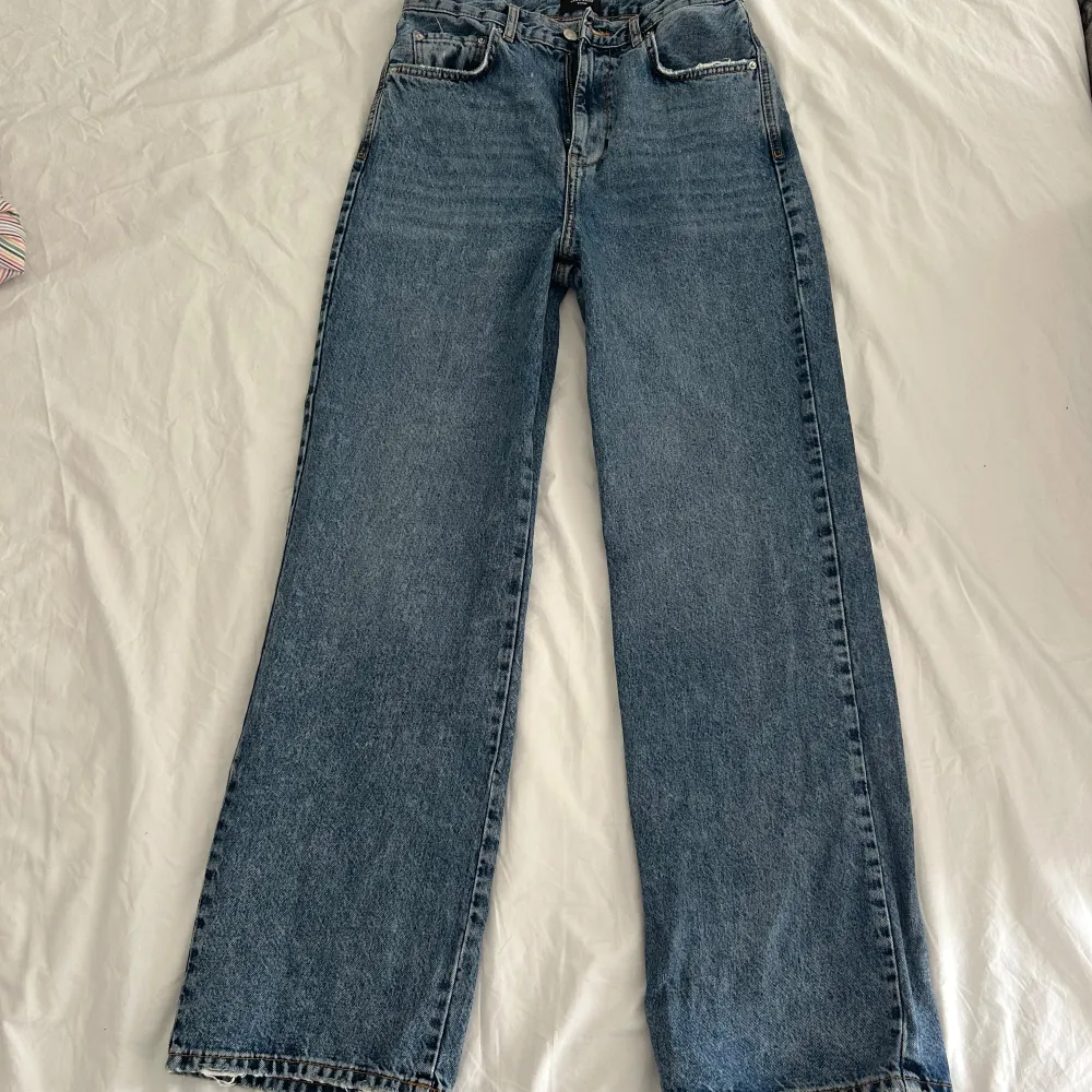 högmidjade blåa utsvängda jeans som aldrig är använda ! W30 L32, endast tajta över höfterna/rumpan annars utsvängda ! slitningarna på fickorna och sömmen där nere på byxbenen ska vara där, var så när jag köpte :) mått står på bilden, inte stretchiga. Jeans & Byxor.