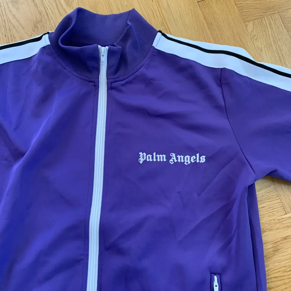 En mycket fin Palm Angels tracksuit som är i storlek S herr. Köpte den på en loppis där säljare sa den var äkta. Skriv till mig om du har frågor.. Övrigt.