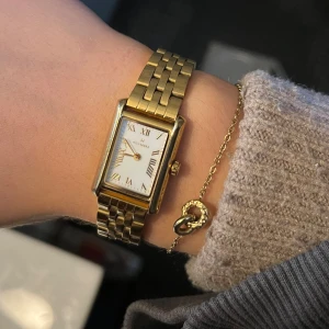 Mockberg timeless gold - Säljer min mockberg klocka som köptes för något år sedan. Har inte använts till vardag, därav är det väldigt fint skick. Gjort den mindre hos urmakare men alla delar finns kvar. Har även kvar boxen osv. Hör av er för fler frågor eller bilder💕