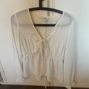 Jättefin blus från veromoda - jättefint skick! säljer då den inte passar mig riktigt