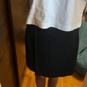 Svart kjol - Fin svart kjol som inte är använd mycket!Har en dragkedja på sidan och är ej stretchig. Skriv för frågor 💕💕🥰🥰