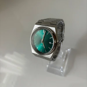 Tissot PRX - • Modell: Tissot PRX  • Storlek: 40mm • Referens: T137.410.11.091.00 • År: 2023 • Skick: Bra • Medföljer: Fullset