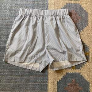 Säljer dessa gulliga pyjamas shorts billigs då dem är köpta på Temu. Blå/vit-randiga