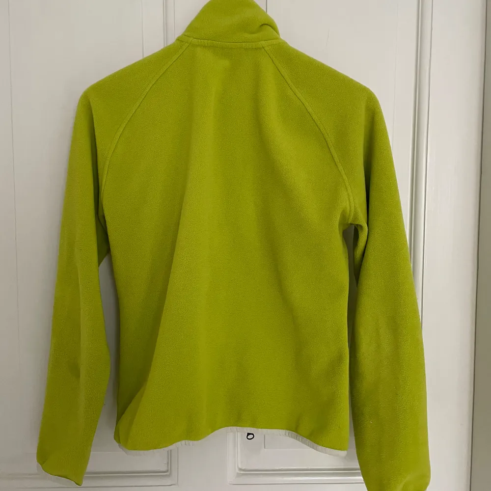 Cool retro fleece från Peak Performance i ljusgrönt. Liten skavank på ena ärmen som inte syns och som är lätt att fixa. I övrigt i mycket bra skick! Passar XS-M beroende på önskad passform 🌟. Tröjor & Koftor.