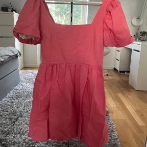 Klänning - Superfin klänning som endast är använd 1 gång. Normal i storleken 