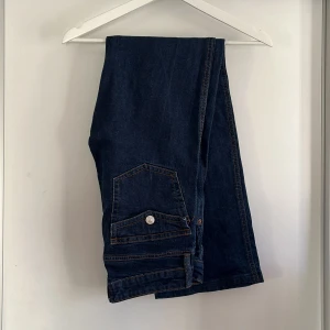 Mörkblåa jeans - Supersnygga mörkblåa jeans från Lager 157. Modellen 90’s boot. Inte mycket använda. Lite korta på mig som är 170, så passar nog dig som är 160-165. Nypris 400kr. 