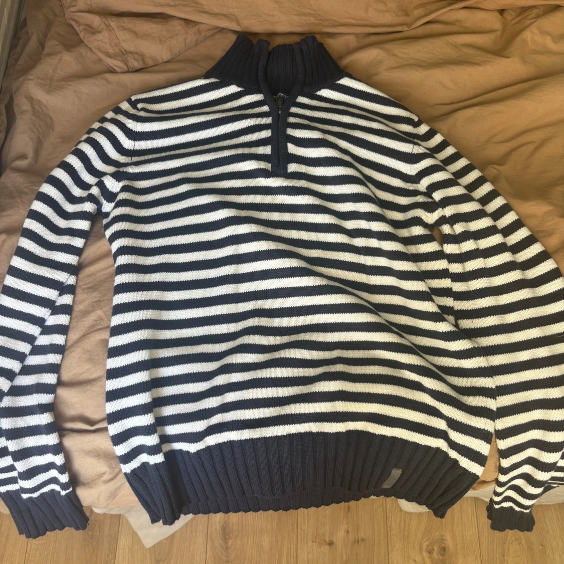 Svartvit randig tröja med dragkedja