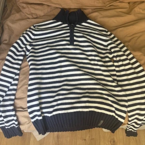 Svartvit randig tröja med dragkedja - marinblå/vit randig tröja med dragkedja vid halsen🎀