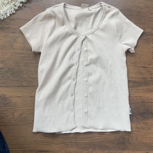 Kofta  - Säljer denna fina koftan från SRNHLT. Jag har aldrig använt tröjan så den är i ett super skick 