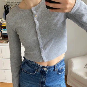 Croppad kofta - Såååå snygg tröja som tyvärr inte kommit till användning. Köpt från Zara! Nypris 300 kr. Köparen står för frakt💕