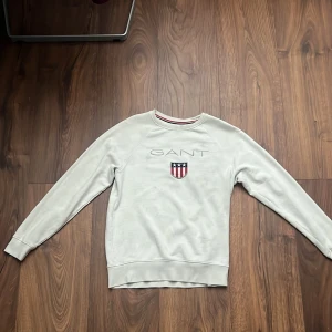 Gant tröja - Vit Gant tröja i storleken M. Säljer den pågrund av att den har blivit för liten 