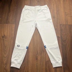 Sergio Tacchini mjukis byxor - Vita Sergio Tacchini byxor i storleken L. Helt ny, aldrig använd pga fick den som en gåva som jag inte tyckte om