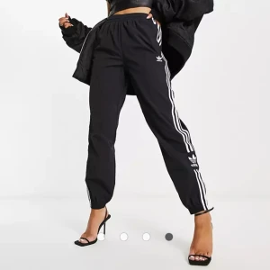 Adidas original nylon track pants  - Adidas track pants i nylon. Supersnygga och i bra skick, använda ett fåtal gånger.  Nypris: 600kr men säljer för 200kr  Köparen står för frakt💕