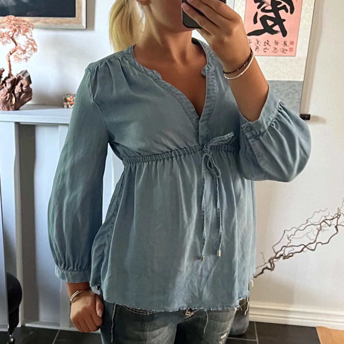 En ljusblå långärmad 