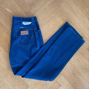 Oanvända vintage Wrangler jeans - Ett par wrangler jeans köpta på en vintage butik på Gotland. Mått 34 w 34 l. Mycket bra skick.