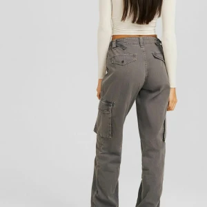 Cargo pants grå - Köpta ifrån BERSHKA, vid köp av fler saker sänks priset🤍🌸 säljer även ljusgrön i samma modell