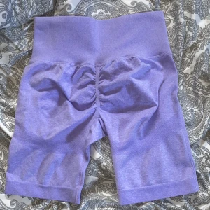 Tränings scrunch shorts  - Ett par lila jätte söta tränings scrunch shorts. Väldigt stretchiga så passar de flesta skulle jag gissa på, eftersom de är storlek M, men passar även mig som bär S jättebra.