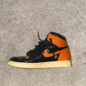 Air Jordan shattered backboards  - Köptes några år sen i butiken plumeplease i Stockholm för 4000 kr som nu bytt namn. Ingen skolåda. Bara ett svart och ett oranget skosnöre, inget kvitto. Be gärna om. Du kan be om mer bilder. Använda några gånger