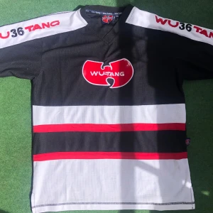 Wu tang clan/wu wear hockeytröja (Rare) - Tja nu säljer jag en av mina favorittröjor, det är en OG wuwear tröja direkt från 2000-talet. Den är helt fläckfri och har inga hål. Storleken är listed som XS men det är fel för den är mer som en större M. Kan skicka bild på hur den sitter på mig.