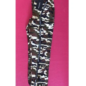 Campflage byxor - Säljer ett par snygga campflage byxor från Prettylittlethin i storlek XS men funkar i S. (Helt nya).