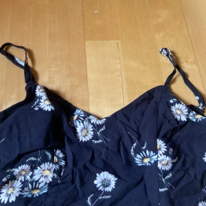 Blommig topp - En härlig blommig topp som passar bra till sommaren .Strolek 36