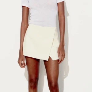 Shortskjol från Zara - Säljer nu denna shorts/kjol från Zara. Upppackad precis o lapp kvar, men tyvärr för liten och krångligare att skicka tillbaka så säljer här. Slutsåld på hemsidan🩷