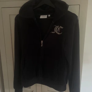 Juicy couture zip-hoodie  - Jättefin hoodie med zip. Knappt använd.