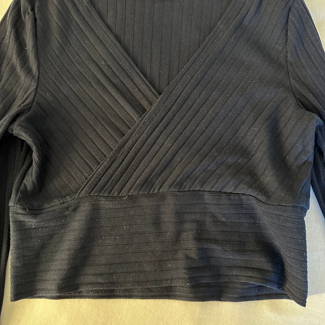 En mörkblå/svart topp