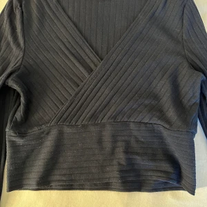 En mörkblå/svart topp - En mörkblå/svart topp i storlek S